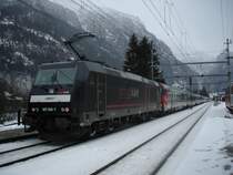 Die BR 185 566-7 am Schluss des IC's von Bern, der mit einer Stunde Versp�tung in Kandersteg eintraf. Sie liess ihren G�terzug stehen und eilte der 460 035 zu Hilfe , um den Zug mit  vereinten Kr�ften  nach Kandersteg zu bringen. Die 185er wurde danach abgeh�ngt und konnte wieder ihren G�terzug �bernehmen.