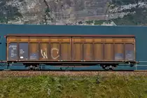 Schiebewandwagen Typ DB Hbbillns am Zugende des  Red Bull Zuges bei der Vorüberfahrt am Walensee bei Mühlehorn am 23.9.2014