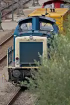 Sich leider ein bisschen tarnend steht die wunderschön in oceanblau-beige lackierte 212 329-7 im Rbf München Nord/Allach Untermenzing abgestellt.Bild vom 27.9.2014 von öffentlicher Fussgängerbrücke 