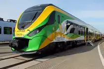 Der polnische Austeller Newag S.A. mit seinem Dieseltriebzug 222M-001B (2 720 073-6) auf der InnoTrans am 28.09.2014 In Berlin.
Der Triebzug wurde für den Eisenbahnbetreiber Koleje Mazowiekie gefertigt.
