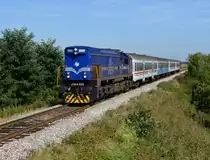 Die zwischen 1981 -1984 als JZ 645 bei Đuro Đaković gefertigten und seit 1991 als HZ 2044  James  verkehrenden sechsachsigen Großdiesellokomotiven werden mittlerweile nach durchschnittlich 30 jähriger Dienstzeit remotorisiert, umlackiert und mit LED's versehen. 

Am 29. September war die modernisierte 2044 022 mit dem Zug 3013 von Kotoriba via Varazdin nach Zagreb unterwegs und wurde von mir in Gornji Kursanec fotografiert.