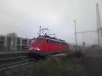 115 293, welche am 16.09.14 dem IC aus Tübingen aushalf, ist mit einem Alter von mehr als 50 Jahren schon erstaunlich lange auf deutschen Gleisen unterwegs.
Desweiteren durfte diese Lok die Strecke nach Tübingen wie ihre Westentasche kennen, denn sie war bis zu ihrer Übernahme von DB Autozug/Fernverkehr in Stuttgart beheimatet. 
So hatte die Lok am oben genannten Datum den Aushilfseinsatz nach Tübingen und zurück bekommen, da die moderne Schwester, nämlich die Baureihe 101, welche am Ende des Zuges kalt mitlief, einfach mal den Geist aufgab. Das ist natürlich ein Fall für die gute alte Zehner! ;)
Aufgenommen in Plochingen. 