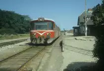 HTJ (Høng-Tølløse-Jernbane): Ein Triebzug bestehend aus einem Triebwagen (Ym) und einem Steuerwagen (Ys) hält am 23. Juni 1983 am Bahnhof Stenlille.