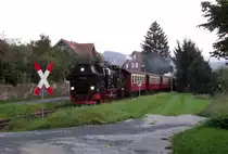 HSB 99 236 mit der HSB 8934 vom Brocken nach Wernigerode, am 16.09.2014 am Wüstenteichen in Wernigerode.