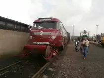 Ein wahrer Schienenbus fand sich am 20.9 im Bahn Museum Dahlhausen wieder. Er kann sowohl auf der Strasse als auch auf den Gleisen fahren.

Technische Daten:
Name: Straßen Schienenomnibus BS300
Hersteller: Nordwestd. Fahrzeugbau
Baujahr: 1953
Motor: Deutz
Leistung: 88kV, 120PS
Triebraddurchmesser: 1268mm*
Achsstand: 11700mm
Länge über Puffer: 11100mm
                   12550mm*
Dienst-/Eigengewicht: 7.7t
Reibungsgewicht: 2t
Höchstgeschw. 80km/h**
Sitzplätze: 43
Stehplätze: 24

*Als Schienenfahrzeug
**Nur auf der Strasse, die meisten Nebenbahnen ließen nur 60km/h zu.

Bochum Dahlhausen 20.09.2014
