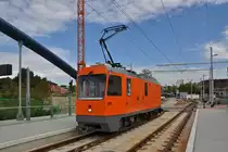 Xe 4/4 2330 steht auf der neuen Brücke, die über den Bahnhof Weil am Rhein führt. Die Aufnahme stammt vom 29.09.2014.