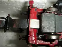 Beim  Ziehen  der vorderen Kupplung der TP 800.1, das nach dem Entfernen der vernickelten Schraube erfolgen kann, ist darauf zu achten, dass die Blattfeder, die das Laufgestell aufs Gleis drückt, korrekt in den Führungsschlitz der Kupplungseichsel eingefädelt wird, sonst sagt es sehr schnell  knack  und die Feder kommt einem einzeln entgegen. Aufnahme 28.09.2014