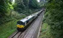 Die Class 66 PB01 von der Rurtalbahn-Cargo kommt aus dem Gemmenicher-Tunnel mit einem
Bleizug aus Antwerpen-Lillo(B) nach Stolberg-Hammer und fährt die Gemmenicher-Rampe nach Aachen-West runter.
Aufgenommen bei Reinartzkehl bei Regenwetter am 29.9.2014. 