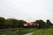 Die Class 66 DE6313  Ymke  von Crossrail kommt mit viel Dieselpower die Gemmenicher-Rampe hochgefahren aus Richtung Aachen-West in Richtung Montzen/Belgien mit einem langen Containerzug aus Novara(I) nach Geleen-Lutterade(NL). 
Aufgenommen an der Montzenroute am Gemmenicher-Weg bei Sonne und Woken am 29.9.2014.