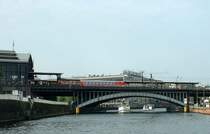 Bahnhof Berlin Friedrichstra�e mit Spreeb�cke im Juni 2002, hier sah es bis 1989 etwas anders aus, aus dieser Perspektive wird es von damals kaum private Fotos geben. 