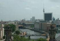 In der Mitte Bahnhof Friedrichstra�e mit Spree, Centrum und Fernsehturm im Juni 2002, aufgenommen von der Aussichtsplattform auf dem Reichstag-Geb�ude.