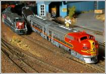 EMD F7A 300 und F7B 301 der Santa Fe Railroad �berholen mit dem Super Chief im Bahnhof von Flagstaff/Arizona einen G�terzug.
