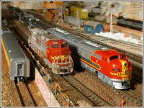 EMD F7A 300 und F7B 301 �berholt im Bahnhof von Mojave die GE C 44-9W 650, die ebenfalls das legend�re Warbonnet Farbschema von Santa Fe tr�gt.