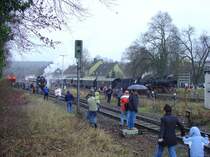 Hochbetrieb im Bahnhof Warstein der WLE. Der Traditonszug des Eisenbahn-Tradition e.V. aus Lengerich (Westf.) fuhr  mit 2 Dampflokomotiven. Bei ihrer vorl�ufig letzte Fahrt musste die 24 009 Schwerstarbeit leisten. Auf der R�ckfahrt wurde sie als Zuglok eingesetzt, w�hrend die 50 3655 als Schublok eingesetzt wurde.  