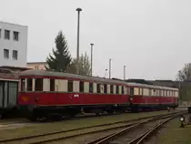 Der ehemalige Rbd Präsidententriebwagen VT137 099 mit dem Beiwagen VB 147 052,beheimatete gewesen zuletzt im Bw Stralsund,ließ sich am 03.Oktober 2014,im Schweriner Eisenbahnmuseum ablichten.