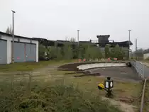 Während sich in der ehemaligen Lokwerkstatt,das Eisenbahn-und Technikmuseum befindet,verfällt der Schweriner Lokschuppen.Aufnahme am 03.Oktober 2014.