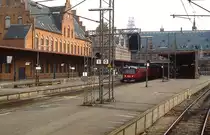 Blick in den Bahnhof Helsingör im Mai 1988, in der Bildmitte ein von der Uerdinger Waggonbrik gelieferter Triebwagen der Reihe ML. Die DSB beschaffte von diesen Fahrzeugen lediglich 7 Stück für den Verkehr zwischen Helsingör und Hilleröd. Das Foto ist ein Schnappschuss aus dem Schnellzug von Kopenhagen nach Oslo.