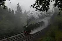 01 1075 und 01 533 ziehen am 21.09.2014 einen Pendelzug von Neuenmart-Wirsberg Richtung Marktschorgast, aufgenommen bei Kilometer 80 an der Schiefen Ebene.