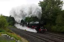 Der letzte Pendelzug des 01-Treffens wurde gleich mit drei Dampfloks der Baureihe 01 geführt: 01 150, Pacific 01 202 und 01 1075 verlassen am 21.09.2014 Neuenmarkt-Wirsberg auf dem Weg Richtung Marktschorgast.