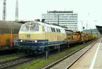 Am 9.Oktober 2014 fuhr dieser Bauzug durch Würzburg- Zuglok war 215 082 in alter
DB-Lackierung blau-beige. Eingestellt ist die Lok bei der AGGERBAHN.
