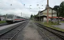 EC 218 beim Halt im Bahnhof Radstadt auf dem Weg von Graz über Salzburg, München nach Frankfurt, Blickrichtung Bischofshofen, Mai 2014