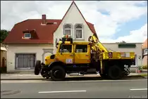 Ein Zweiwegeunimog U1650, Fahrgeräusch laut Fahrzeugpapieren: 88 dB
Arbeitsgeräusch laut Messung (5m): 68 dB, Länge = 7,80 m - Breite = 2,50 m - Höhe = 3,57 m
Radstand = 3,20 m - zul. Gesamtgewicht = 11 t mit Waggonbremsanlage 600 t
Doppelkabine mit 5 Sitzplätzen, Sifa und GSM-R, mit integriertem Rußfilter.

Abgestellt zu den Gleisbauarbeiten Umfahrung Sande. 10/09/2014