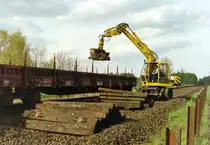 Verladung von Altschwellen mit Hilfe eines Zweiwegebaggers (Streckensanierung Hamburg-Harburg–Buchholz [Nordheide]) am 21.04.2004 zwischen Klecken und Buchholz (Nordheide)
