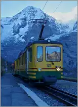 Kurz nach 10 Uhr versperren die mächtigen Berge der Jungfrauregion der Sonne noch den Weg zur Station Wengeneralp, wo sich in einem auf die Kreuzung wartenden WAB Zug die oberhalb Mürren in der Frontscheibe spiegeln.
9. Okt. 2014
