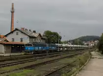 Die 753 772 und die 753 771 mit einem Autozug am 04.10.2014 bei der Durchfahrt in Staňkov.