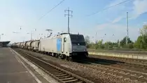 185 681-4 der SETG kam am 6.10.14 mit einem Kesselzug bei schönstem Wetter durch den Bahnhof Berlin-Schönefeld Flughafen gerollt...