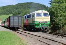 Nach einer imposanten Fahrt mit stetiger Steigung durch Wälder, Schluchten und freie Felder ist Engeln erreicht. Hier muss die Lok umsetzen und der Zug kann nach einer kurzen Pause die Fahrt zurück ins Tal antreten. Aufgenommen am 17.07.2014.