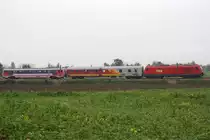 Der, nach dem Zusammenstoß mit einem LKW am 08.10.2014 in Groß Engersdorf, untaugliche 5047 060-8 wurde in die HW St. Pölten überstellt. Das Bild zeigt den, von der 2016 001-7 gezogenen, SGAG 95411 am 11.Oktober 2014 kurz nach der Hst. Raggendorf.