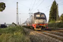 183 001 im Dampflok-Outfit mit einem Alex in Richtung Landshut bei Neufahrn am 02.10.2014

Hersteller: Siemens, München
Fabriknummer: 21130
Abnahmedatum: 05.10.2007
UIC-Nr.: 91 80 6183 001-7 D-VBG
Betreibernr. z.Z.d. Aufnahme: 183 001
EBA-Nr.: EBA 07E08G 001
Eigentümer z.Z.d. Aufnahme: Hannover Leasing, Pullach
Fahrzeugnutzer z.Z.d. Aufnahme: Vogtlandbahn, Neumark