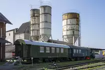 Kurzer Zug der Oberfränkischen Steigerwaldbahn betehend aus einem kleinen Diesel-B-Kuppler, einem Gepäckwagen und einem Umbau-Dreiachser im Bahnhof Schlüsselfeld am 03.10.2014

Fotostandort: Parkplatz
