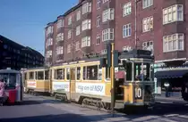 København / Kopenhagen Københavns Sporveje SL 10 (Grossraumtriebwagen 552) Toftegaards Plads im August 1968. - Links im Bild befindet sich einer von den damals in Kopenhagen sehr zahlreichen Wurstwagen (dänisch: pølsevogne).