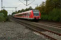 S8 nach Wuppertal Barmen in Korschenbroich.
Geführt wird der Zug vom 422 541-3 an diesem 11.10.2014