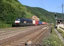 Die mit einem Locon-Logo versehene 189 099 (ES 64 F4-999) kam am 17.07.2014 mit einem Containerzug in Richtung Norden durch Kaub am Rhein.