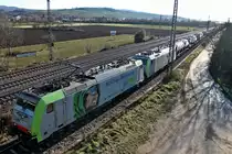 Und hier noch eine Vogelperspektive auf 486 510 und 486 501 zusammen mit dem 42014 nach Wanne-Eikel am Nachmittag des 07.12.2013 auf dem Überholgleis in Müllheim (Baden).