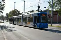 Diese Straßenbahn macht Werbung für das ABBA Museum in Stockholm. Aufgenommen am 18.09.2014 Djurgårdsvägen.