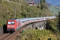 Die 101.092 mit Werbung für den Bernina Express schob am 10.10.2014 den EC 114 (Klagenfurt - Dortmund) über den Steinbachviadukt.