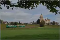 BAM Regionalzug 121 von Bière nach Morges beim Château de Vufflens.
15. Okt. 2014   