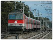 Diese Garnituren werden zur Zeit statt der Triebwagen der Reihe 4010 von Graz nach Wien eingesetzt. Lokbespannte Nachverkehrswaggons als InterCity, in denen man dann ca. 2:40 verbringen muss (nat�rlich ohne Klimaanlage im Sommer). IC 550  FACHHOCHSCHULE JOANNEUM  von Graz nach Wien, geschoben von 1142 632, bei der Durchfahrt in Neunkirchen. Ob man das als Qualit�tsoffensive der �BB bezeichnen kann, ist mehr als fraglich. Zwei Z�ge in beiden Richtungen werden pro Tag so gef�hrt.