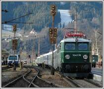 Sonderzug E 16022 von M�rzzuschlag nach Wien S�d bespannt mit 1041.15. Das Foto zeigt den Zug in M�rzzuschlag vor der Abfahrt am 6.1.2007.