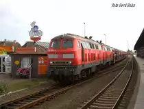 218364 steht am 17.10.2014 mit einer Schwestermaschine im Entladegleis des Bahnhofs Westerland auf Sylt.