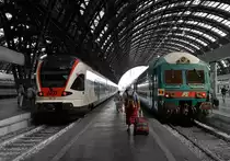 Bahnhöfe sind Orte des Kommens und Gehens, Begrüßungen und Verabschiedungen, Abfahrt und Ankunft, all dies spielt sich in den großen eleganten Kopfbahnhöfen der Metropolen  oder den zugigen schäbigen Stationen kleiner Nebenbahnen ab.

Diese Impression ist dem  Gehen  gewidmet und wurde am 10. September 2013 in Milano Centrale gemacht.