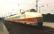 Im August 1977 durchfährt der  Vindobona  Berlin-Prag-Wien den Bahnhof Dresden-Mitte mit 175 004-1 am Zugschluss