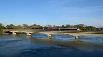Der von TŽV Gredelj genaute Triebwagen mit der HZ-Ordnungsnummer 7022 001 überquerte am Abend des 29. September bei Varazdin die Drau. 