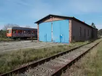 Der Lokschuppen in Putlitz war lange Zeit das Zuhause von der PEG.Nach deren Abzug ließ die PEG neben ein paar Schrottwagen auch einem im Hintergrund zuerkennenen NE 81 zurück.Aufnahme am 28.September 2014.