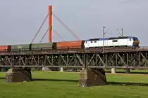 MAK DE 2700-02 am 28.09.2014 in Duisburg auf der Haus-Knipp-Brücke.
