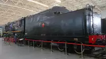 Mikado der Baureihe Jiefang im Beijing Railway Museum, 3.7.14 

Hergestellt 1941 in Japan, 23,75 m lang, 80 km/h, 24.03t Zugkraft

Nach Kriegsschäden wurde sie 1946 in 27 Tagen wieder Instand gesetzt.
Anstatt einer Nummer bekam diese Lok den Namen  Mao Zedong .
Sie wurde am 27. 1. 1977 außer Dienst gestellt und kam 1992 nach Beijing ins Railway Museum.
